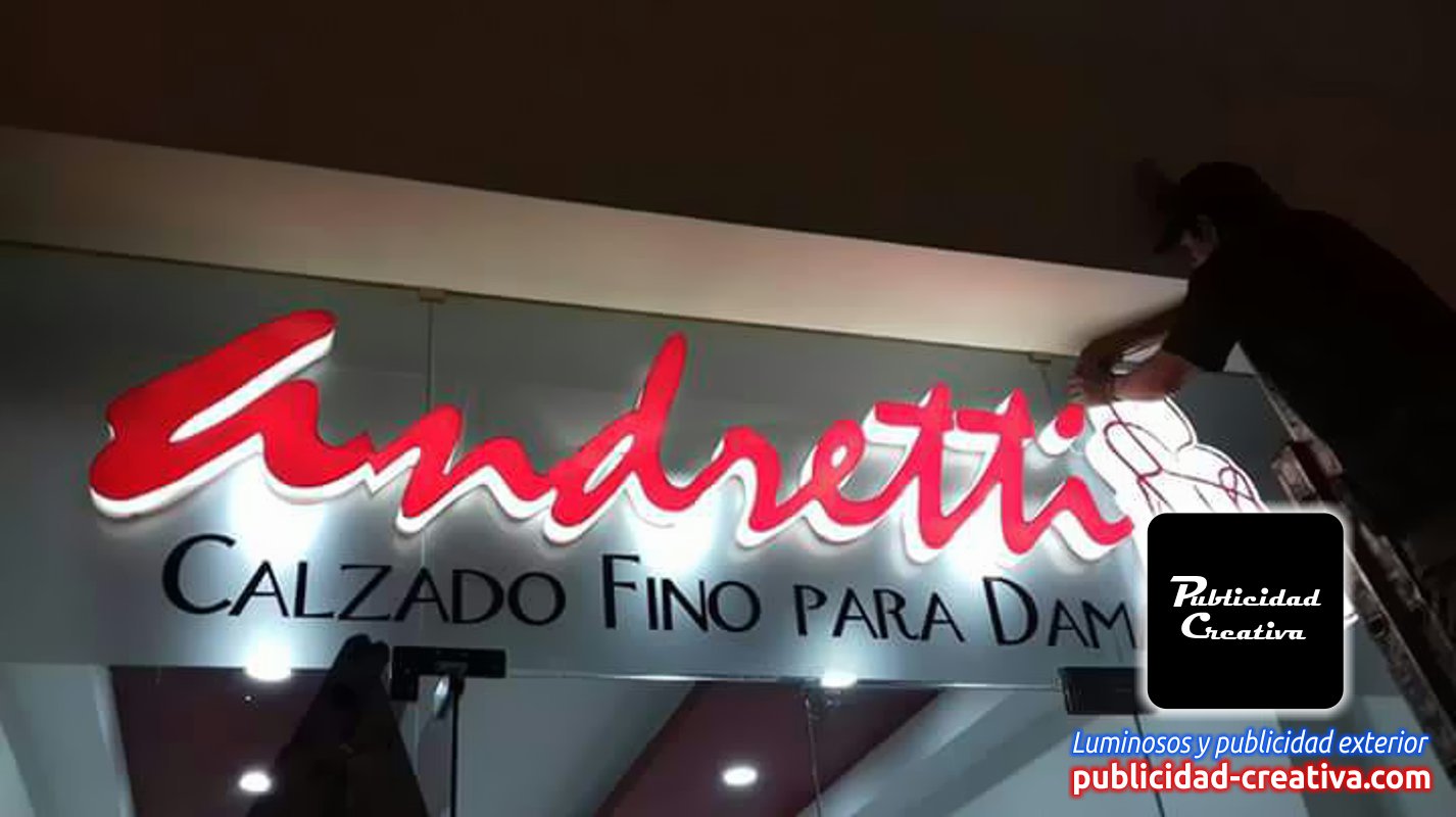 Instalación de anuncios en plazas comerciales