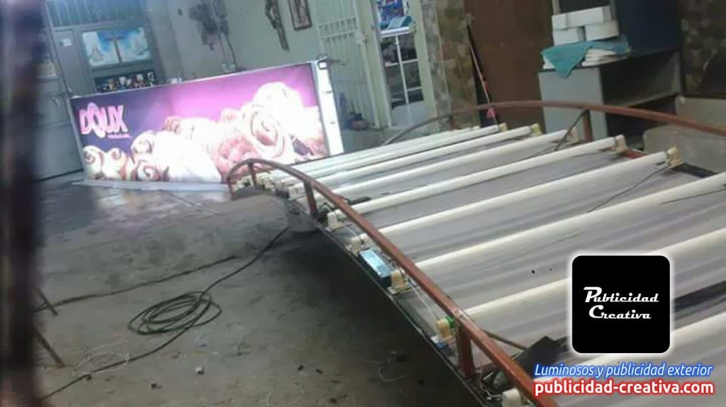 Instalación de cajas de luz - Publicidad Creativa