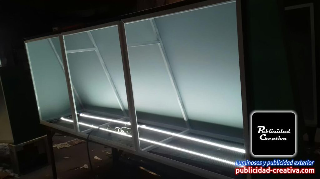 Toldo luminoso para tienda