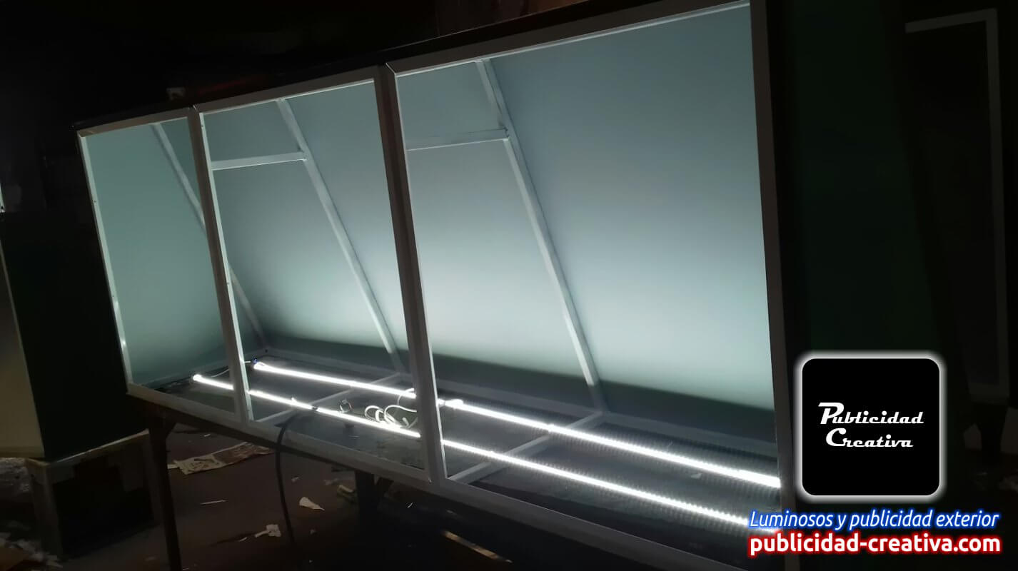 Toldo luminoso para tienda