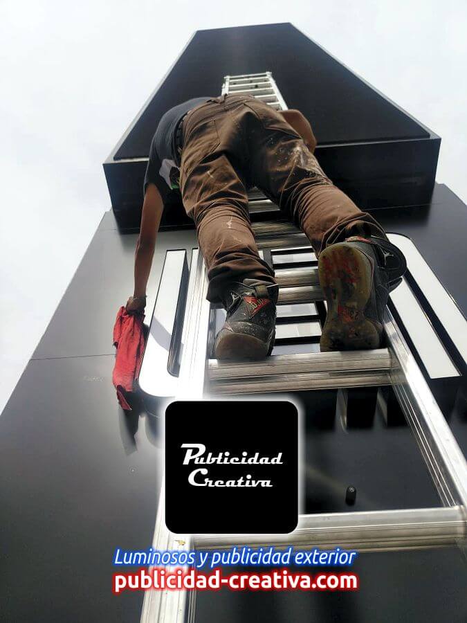 Instalación de letreros 3D en altura