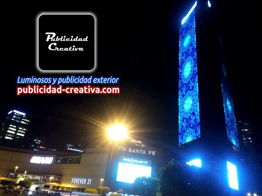 Tótem publicitario con pantallas led